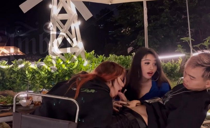 sex phá trinh không che Ngồi cafe thôi mà được em ny và bạn thân bú mút